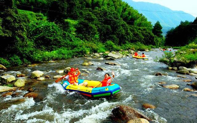 咸宁通山腾龙溪漂流拓展