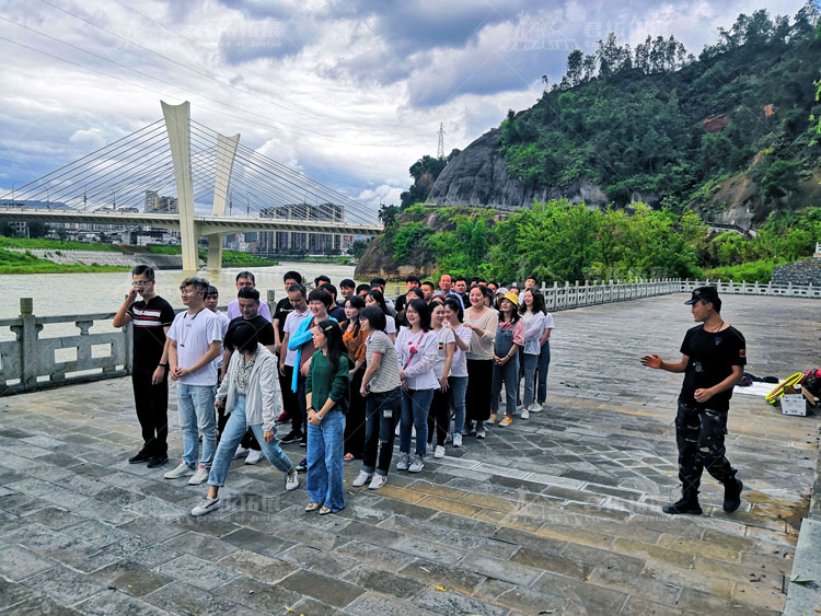 红星美凯龙汉阳商场员工拓展——恩施大峡谷