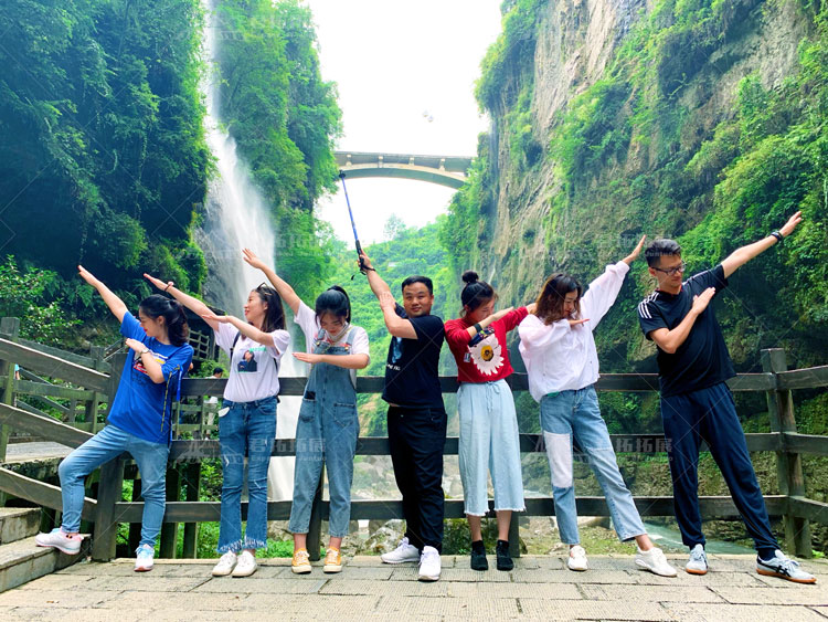 红星美凯龙汉阳商场员工拓展——恩施大峡谷