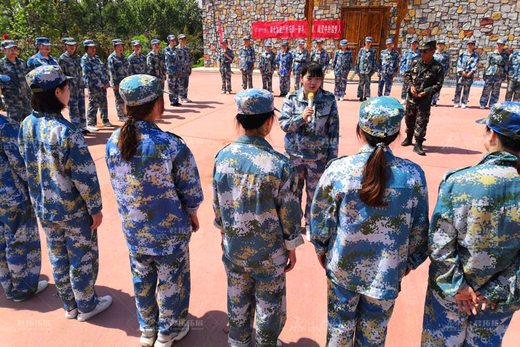 都市丽人之云雾山拓展培训