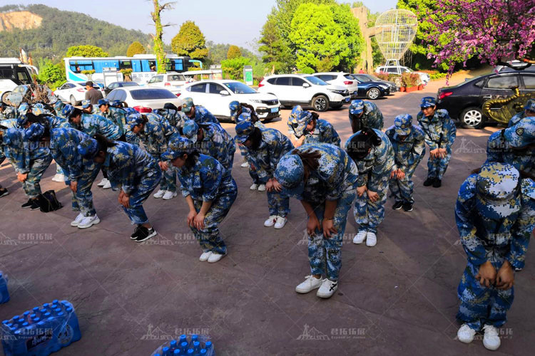 都市丽人之云雾山拓展培训