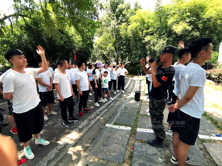 嘟哆斯服饰户外拓展活动