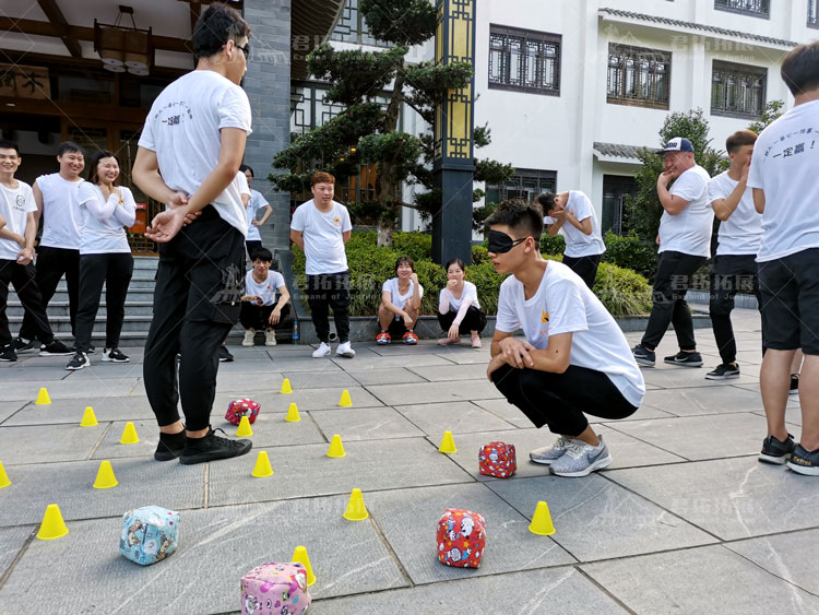 嘟哆斯服饰户外拓展活动